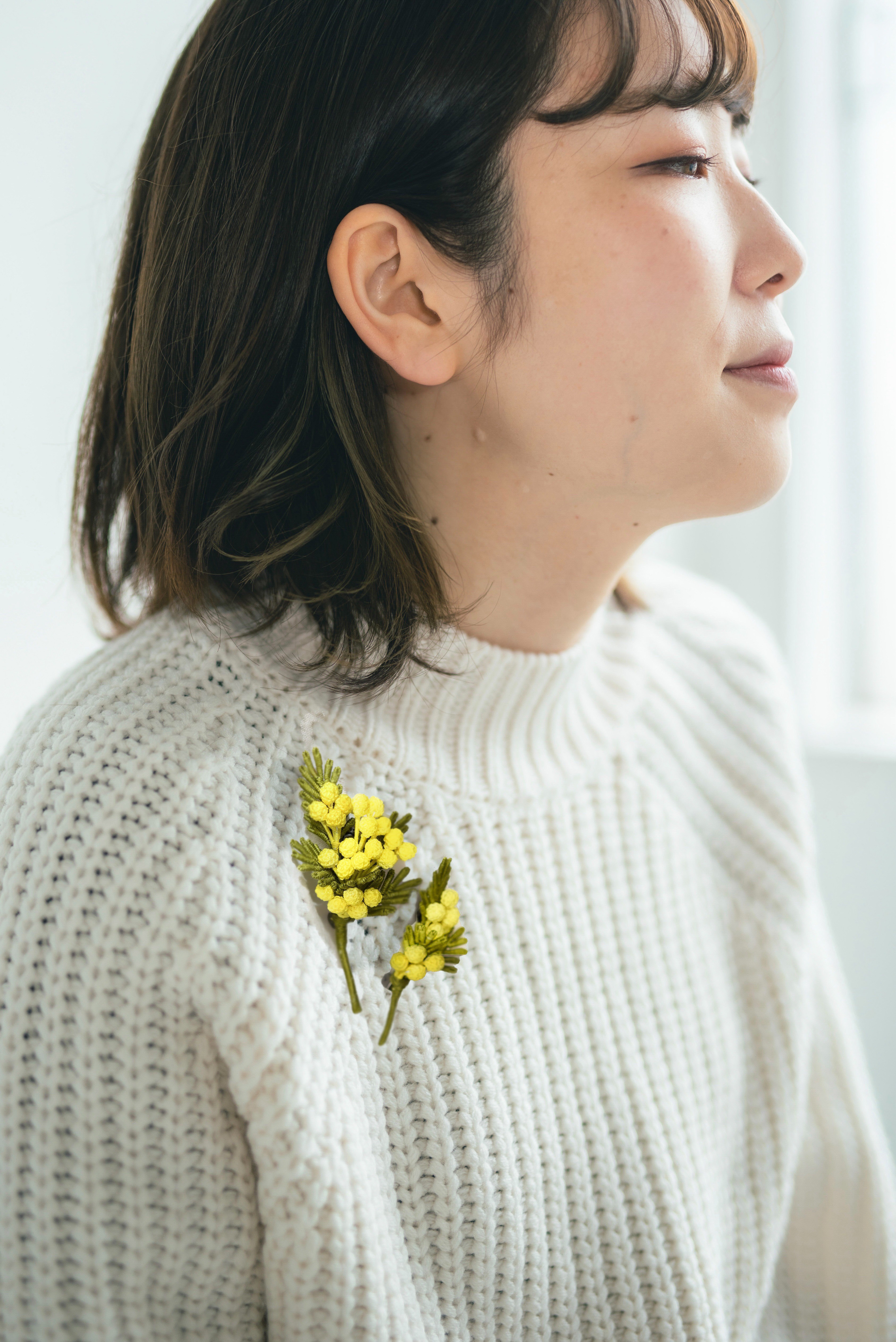 【受注制作30日】リンクコーデ /重ね付け〈ブローチ2点〉　春の便り、ミモザを楽しむ （レモンイエロー）