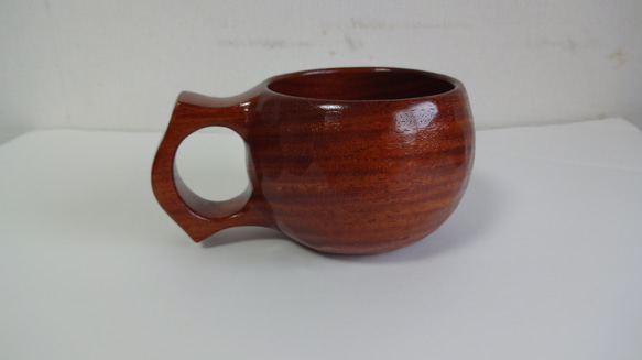 　赤い花梨の一木彫りコーヒーカップ. 4枚目の画像