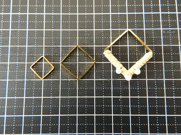 パールビーズを編み込んだ刺繡糸と金属フレームのピアス　～グレー&赤紫・スクエア～ 2枚目の画像