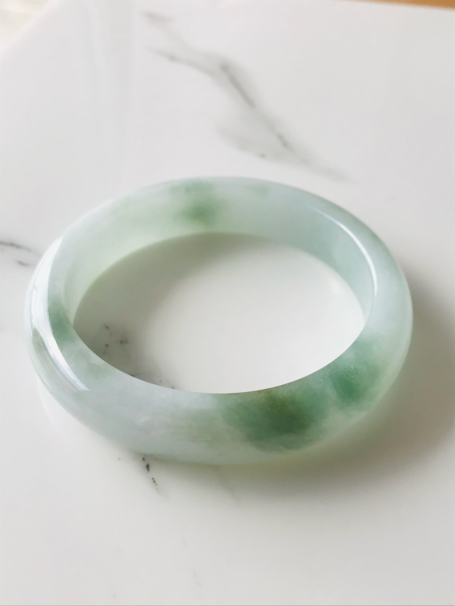 【B2010-017】ジェイド　翡翠　ヒスイ　バングル　一点もの　希少　ミャンマー産　ホワイト　ミルキー　ライトグリーン