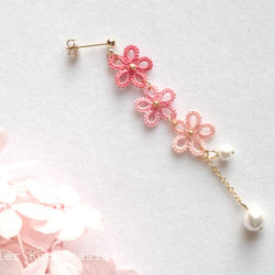 【受注製作】タティングレースの小花とコットンパールのピアス〈桜〉 3枚目の画像