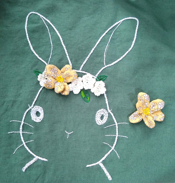 うさぎ刺繍のクッション（緑、リバティの花） 4枚目の画像