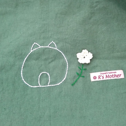 うさぎ刺繍のクッション（緑、リバティの花） 5枚目の画像