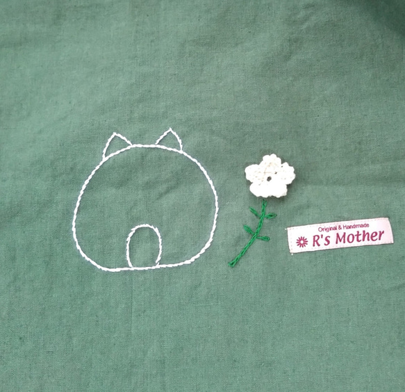 うさぎ刺繍のクッション（緑、リバティの花） 5枚目の画像