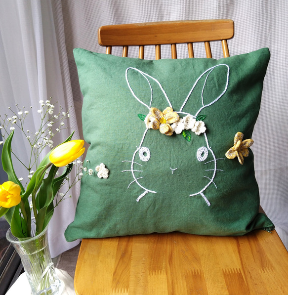うさぎ刺繍のクッション（緑、リバティの花） 1枚目の画像