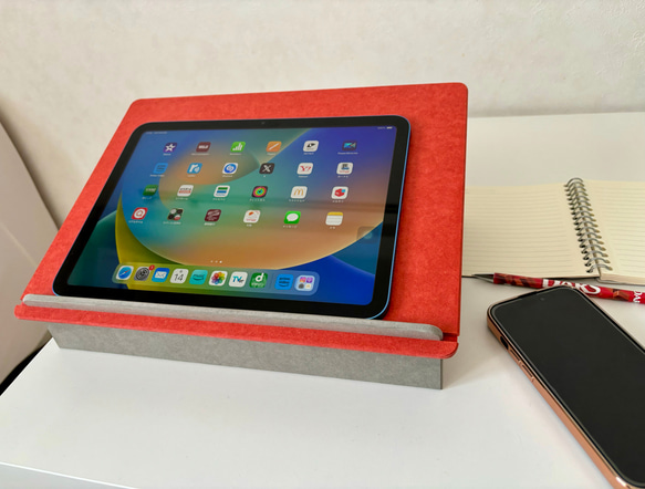 タブレットスタンド パソコンスタンド 　小物入れ 木製 カラーMDF ipad 傾斜スタンド ノートパソコン　 3枚目の画像