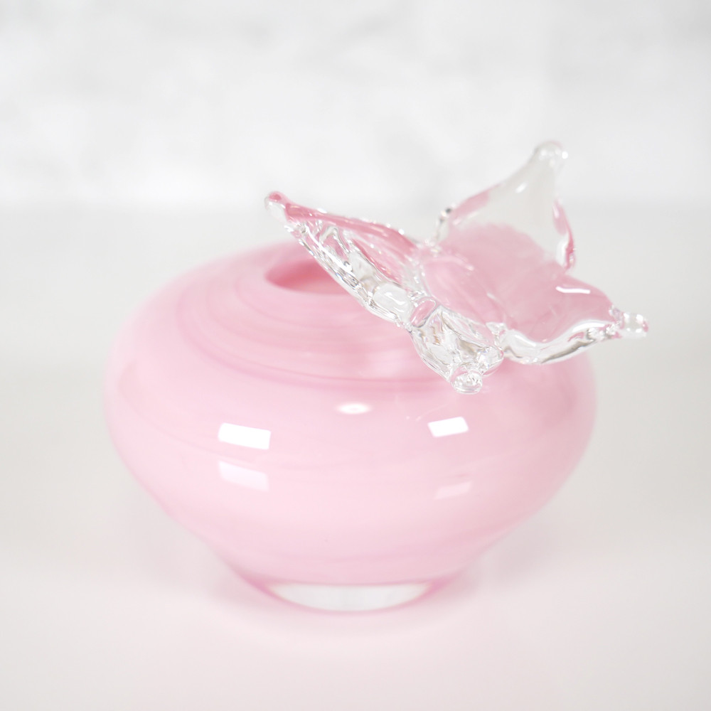 蝶々がとまる一輪ざし・桜色ピンク