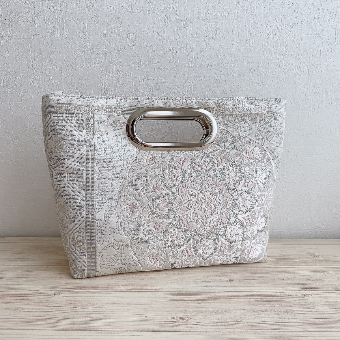 絹の帯から2wayバッグ 桜色のプラチナ箔宝飾華紋更紗文柄 帯リメイク