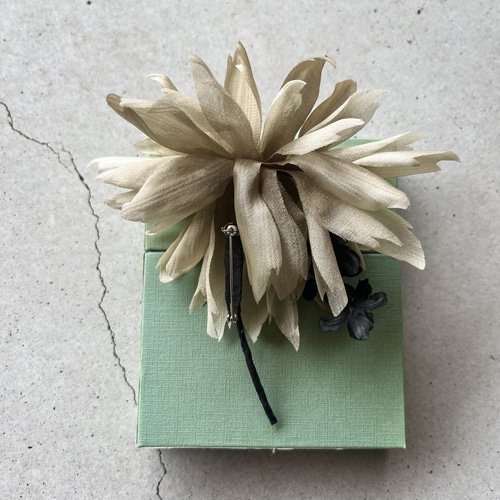 コサージュ(布花・アートフラワー) 布花】グレイッシュベージュのコサージュ fluffy corsage アート