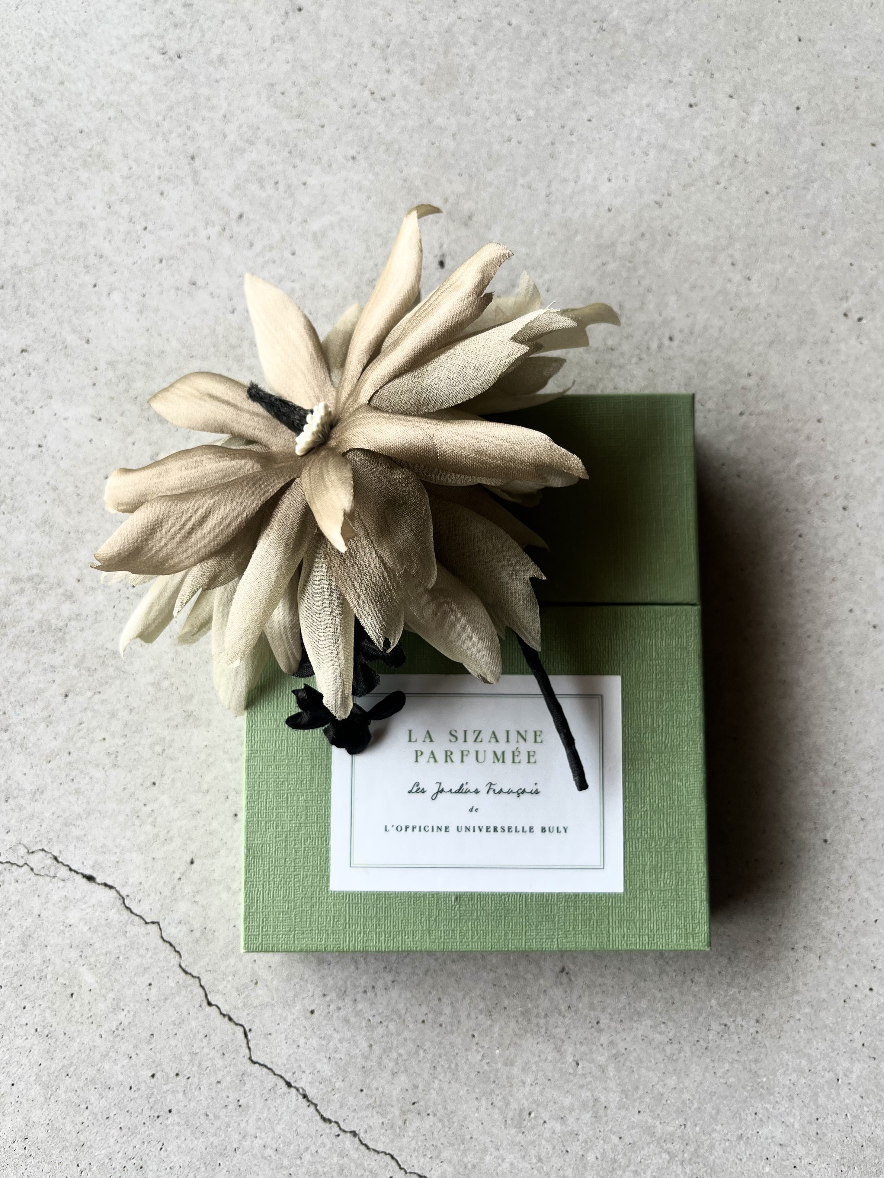 【布花】グレイッシュベージュのコサージュ　fluffy corsage  アートフラワー