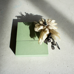 【布花】グレイッシュベージュのコサージュ　fluffy corsage  アートフラワー　 10枚目の画像