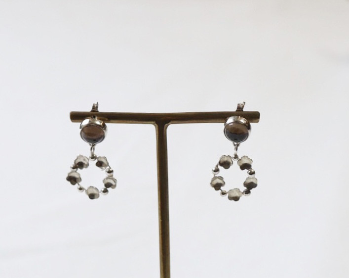 小花のリースと天然石のピアス　フォーマルアクセサリー　1点もの