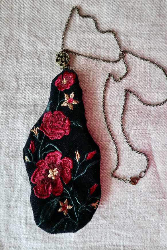 Creema30%OFFセール『花刺繍のデザインネックレス（アンティークパーツ（イタリア製））』 1枚目の画像
