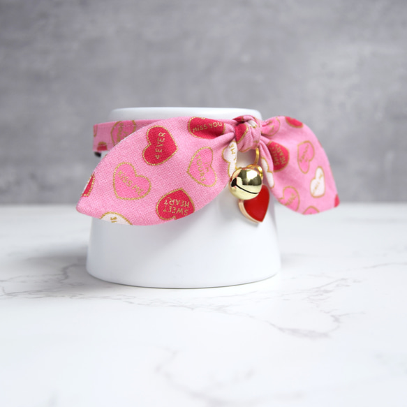 ピンクのハート模様の猫の首輪、安全バックル付き - かわいい猫のリボンアクセサリー 2枚目の画像