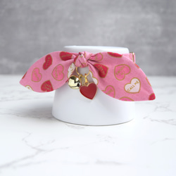 ピンクのハート模様の猫の首輪、安全バックル付き - かわいい猫のリボンアクセサリー 3枚目の画像
