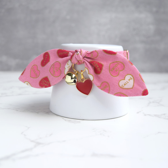 ピンクのハート模様の猫の首輪、安全バックル付き - かわいい猫のリボンアクセサリー 3枚目の画像