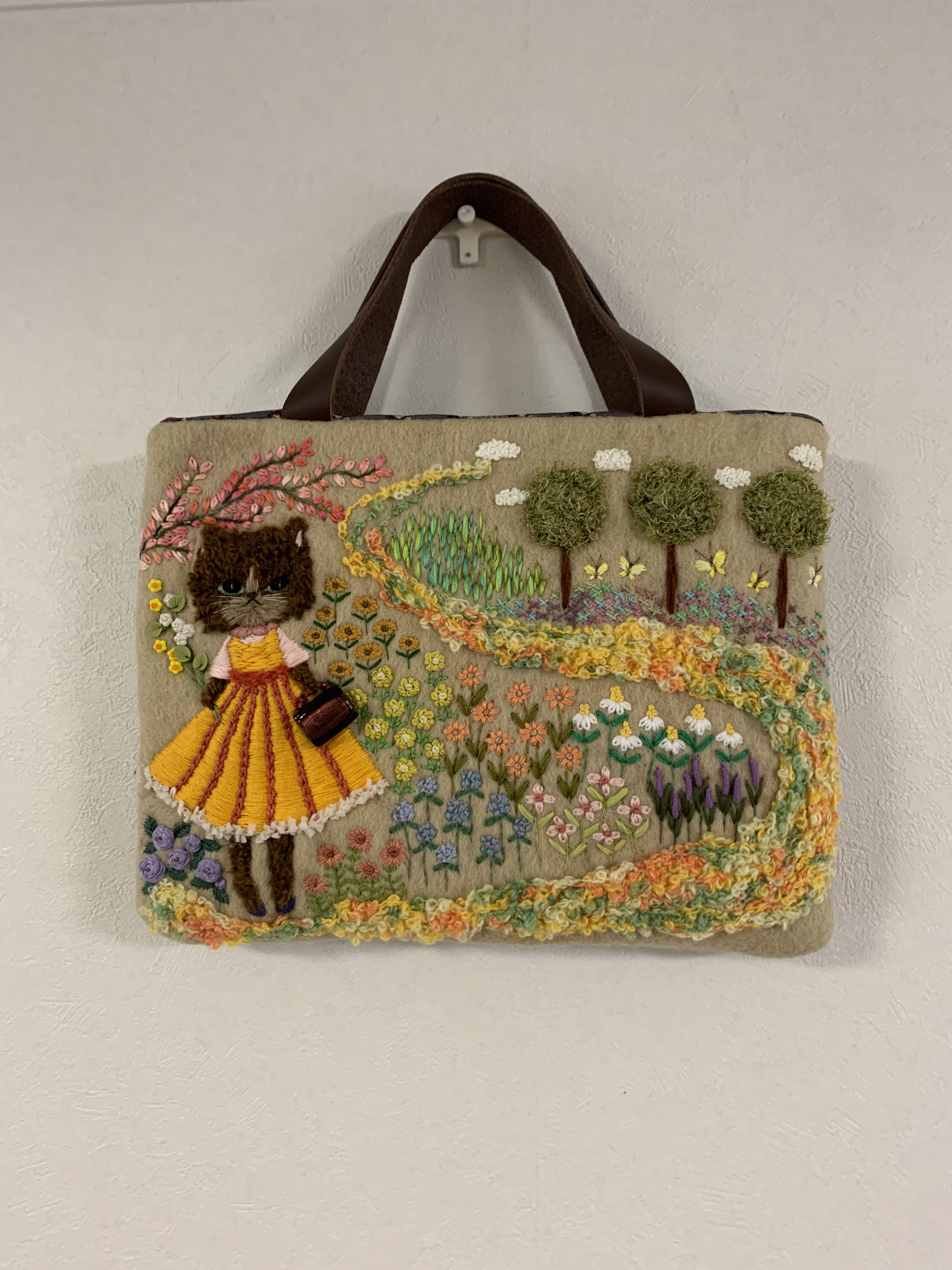 猫くんお散歩刺繍　羊毛フェルト生地のポーチ 猫くんお散歩刺繍 羊毛フェルト生地のポーチ