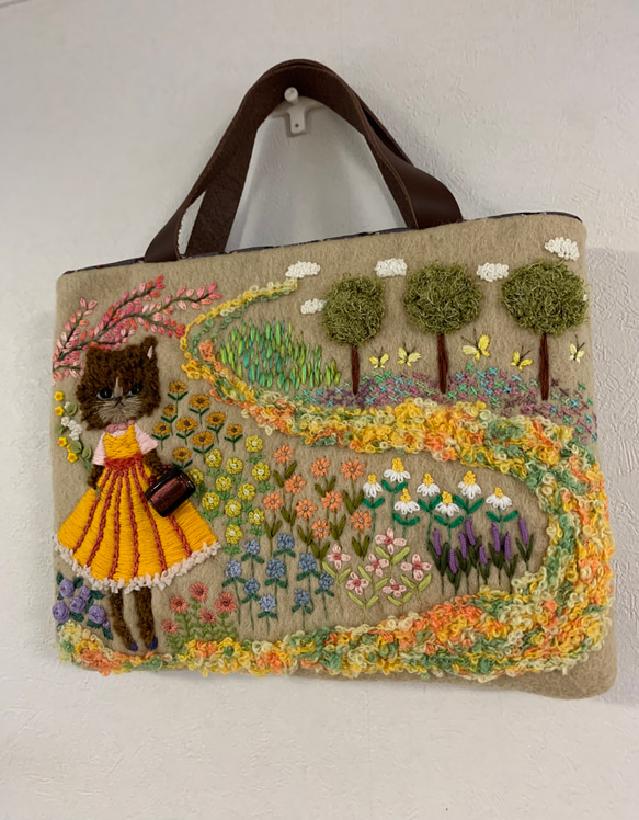 猫さんの春のお散歩　羊毛フェルト生地のバッグ 3枚目の画像