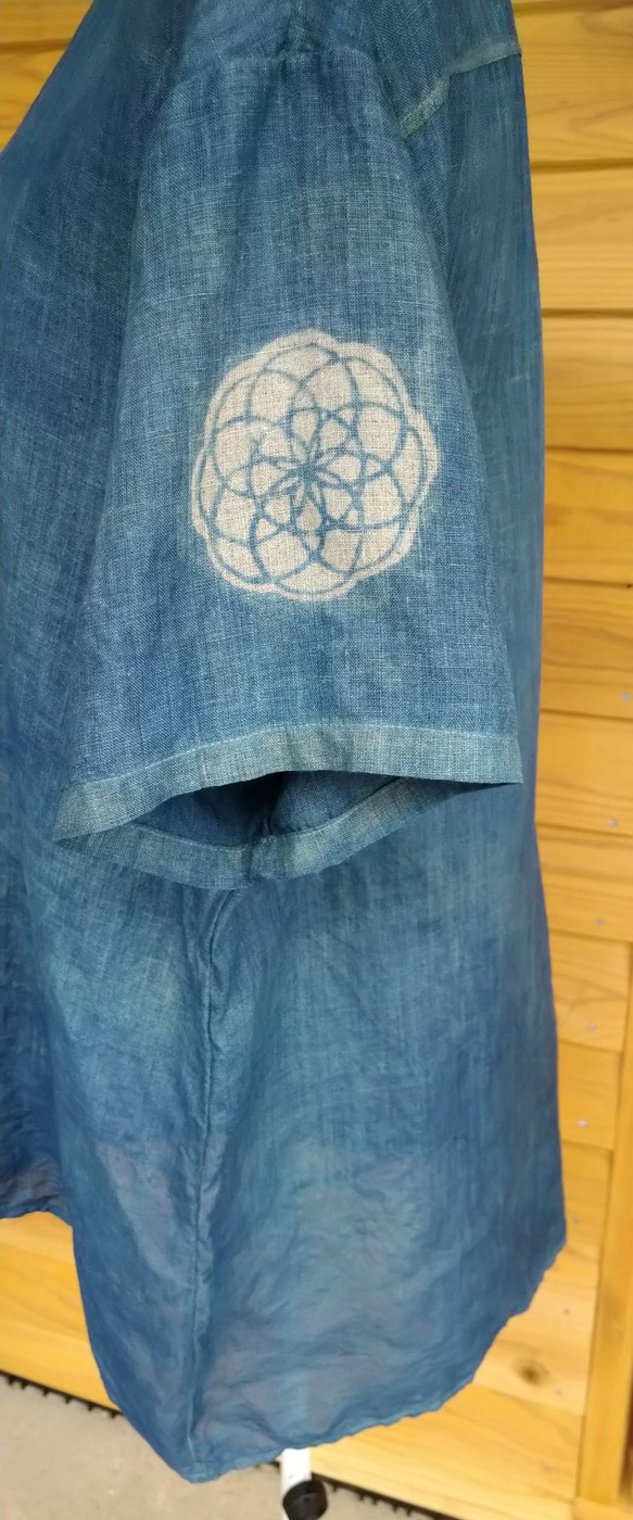 メンズ  伝統の藍染 ヘンプ100%の布帛のTシャツ  Mサイズ幾何学的模様 5枚目の画像