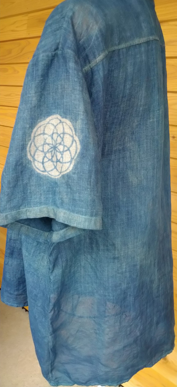メンズ  伝統の藍染 ヘンプ100%の布帛のTシャツ  Mサイズ幾何学的模様 1枚目の画像