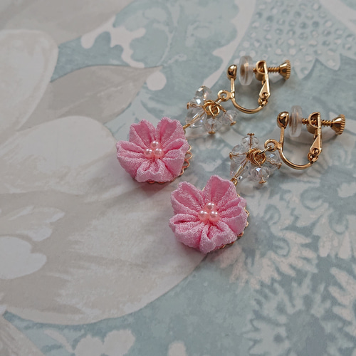 春の煌めく日差しを浴びて、つまみ細工の桜 イヤリング/ピアス