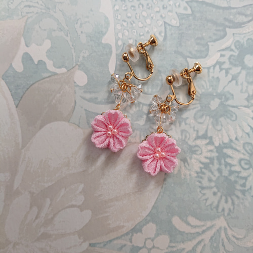 春の煌めく日差しを浴びて、つまみ細工の桜 イヤリング/ピアス