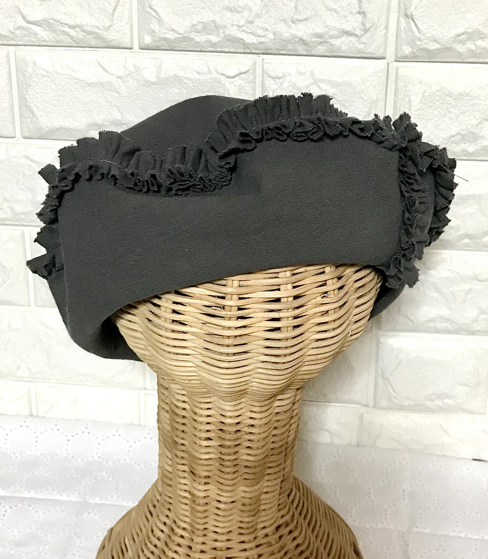 【ベレー帽】ランダムなギャザーリボンをあしらったカジュアルなベレー帽　ダークグレー