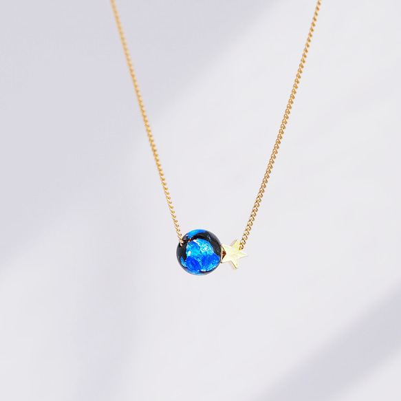 幻想的な輝き 青い地球と星★ホタルガラスのネックレス◇マグネット着脱　ゴールド/シルバー 5枚目の画像