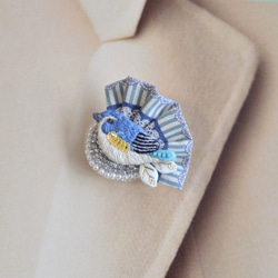 ビーズ刺繍　小鳥ブローチ　ブルーストライプ 2枚目の画像