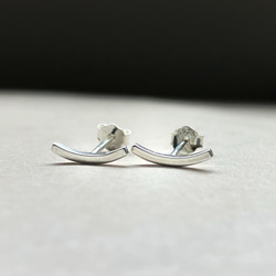 petit  毎日使える　シャープなバーピアス　シルバー950 華奢　シンプル　アーチ 5枚目の画像