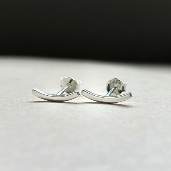 petit  毎日使える　シャープなバーピアス　シルバー950 華奢　シンプル　アーチ 5枚目の画像