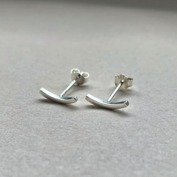 petit  毎日使える　シャープなバーピアス　シルバー950 華奢　シンプル　アーチ 2枚目の画像