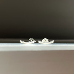 petit  毎日使える　シャープなバーピアス　シルバー950 華奢　シンプル　アーチ 6枚目の画像