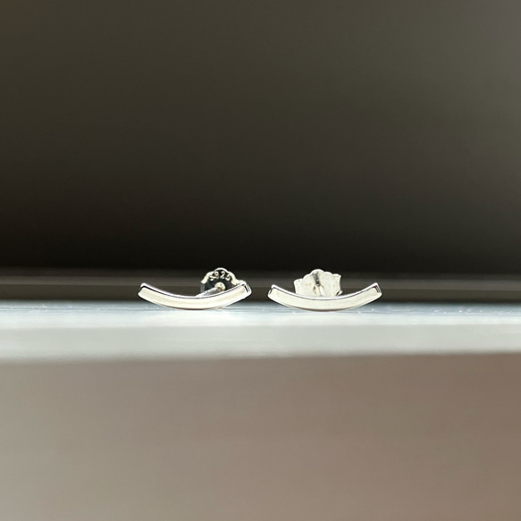 petit  毎日使える　シャープなバーピアス　シルバー950 華奢　シンプル　アーチ 6枚目の画像