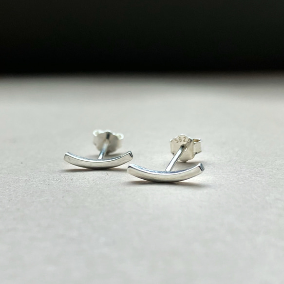 petit  毎日使える　シャープなバーピアス　シルバー950 華奢　シンプル　アーチ 3枚目の画像