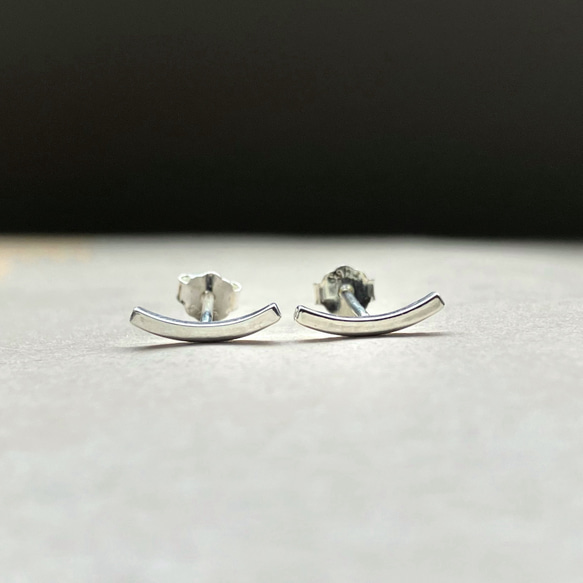 petit  毎日使える　シャープなバーピアス　シルバー950 華奢　シンプル　アーチ 4枚目の画像