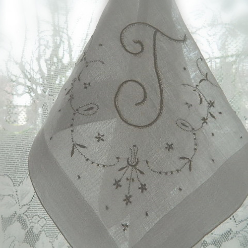 イニシャルTの手刺繍ヴィンテージハンカチ マデイラ刺繍 その他素材