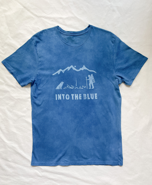 送料無料　アウトドア好きに！"青へ"  藍染オーガニックコットンTシャツ Into the blue 絞り染め　キャンプ 2枚目の画像