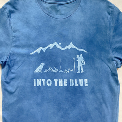 送料無料　アウトドア好きに！"青へ"  藍染オーガニックコットンTシャツ Into the blue 絞り染め　キャンプ 1枚目の画像