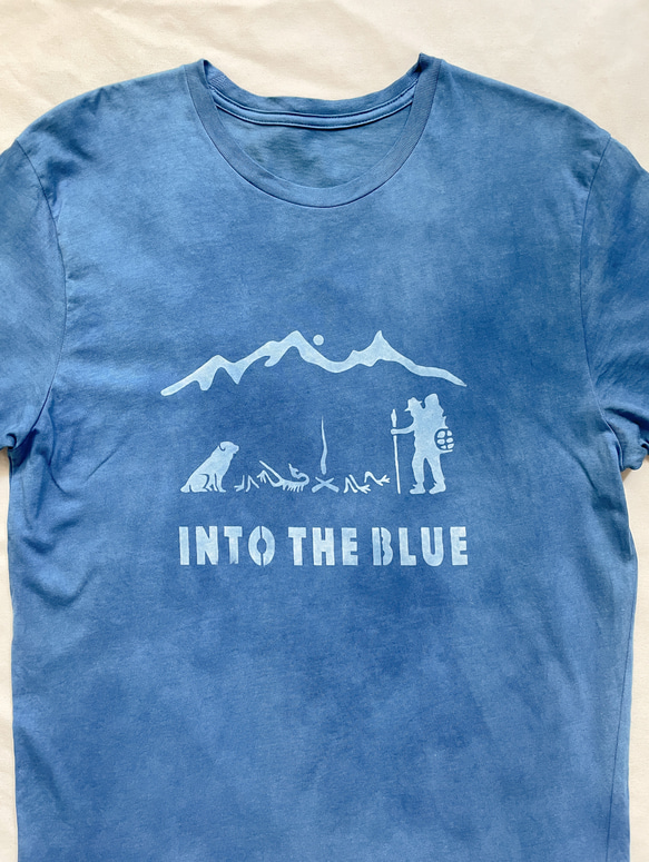 送料無料　アウトドア好きに！"青へ"  藍染オーガニックコットンTシャツ Into the blue 絞り染め　キャンプ 1枚目の画像