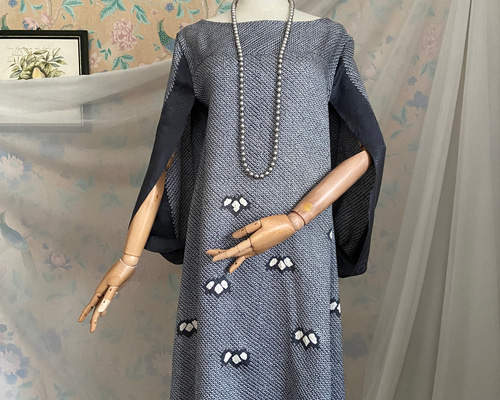 正絹 濃紺 扇絞り 着物リメイクケープドレス 吉祥模様 駒刺繍 ヴィンテージ 黒留袖ドレス ケープスリーブ