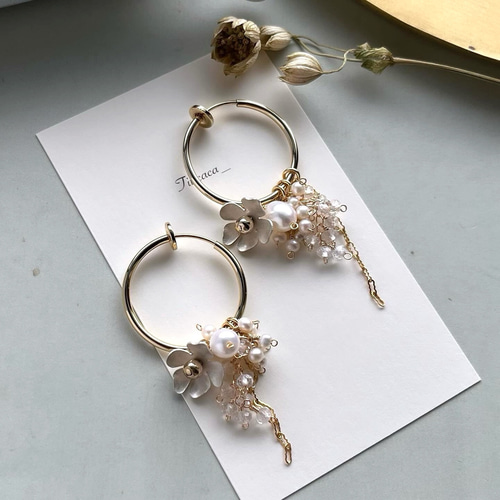 耳元に咲く スピネルのミニフラワー スタッドピアス /イヤリング