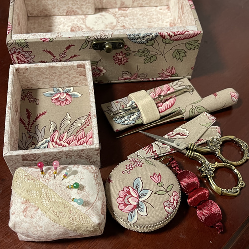カルトナージュ ミニ裁縫箱 お色がアンティーク風で可愛い カルトナージュ ミニ裁縫箱 お色がアンティーク風で可愛い