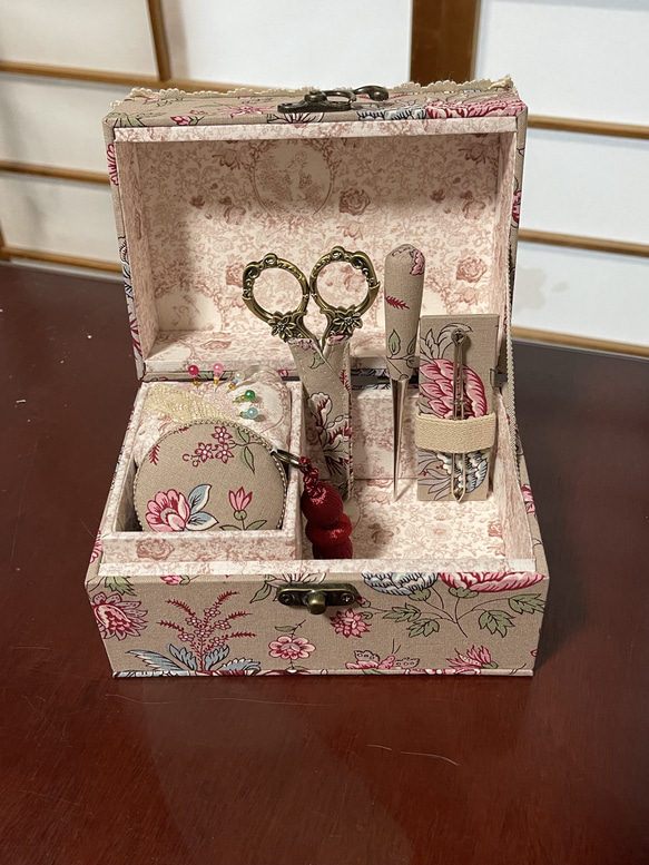 カルトナージュ ミニ裁縫箱 お色がアンティーク風で可愛い