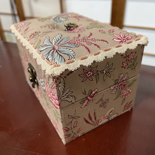 カルトナージュ ミニ裁縫箱 お色がアンティーク風で可愛い