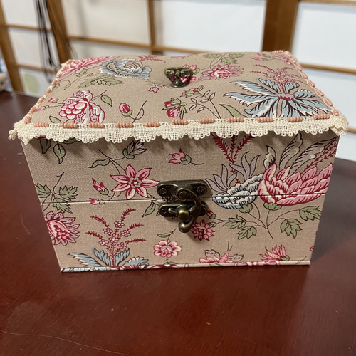 カルトナージュ裁縫箱(中)イギリス生地　アンティークレースとビーズ カルトナージュ裁縫箱(中)イギリス生地 アンティークレースとビーズ