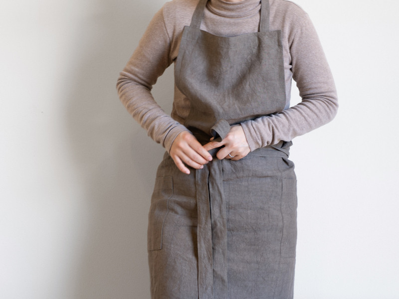 TC40 SQUARE APRON リネンのユニセックスエプロン C#02 羊羹色/トウプ　着丈短め/ショート丈