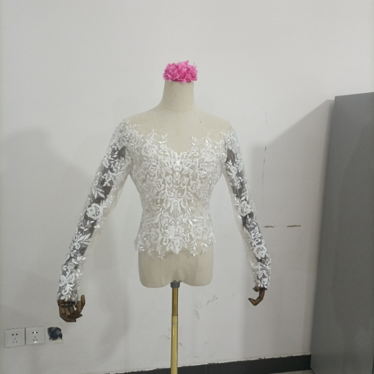 人気上昇！ボレロ ロングスリーブ 上品レース くるみボタン ウエディングドレス