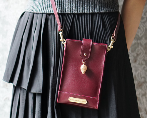 【オーダー】◇本革◇リアル？苺な♪ポシェット☆ぷっくり♪イチゴチャームつき いちごチャーム付きレトロなスマホポシェット（本革製