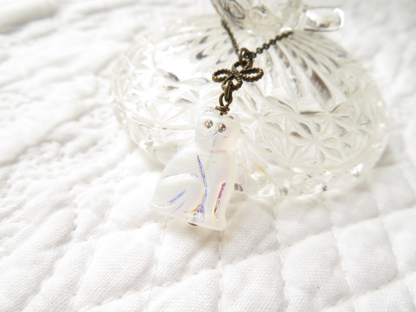 小さなラインストーンeyesネコのネックレス（ホワイトオーロラ） 3枚目の画像